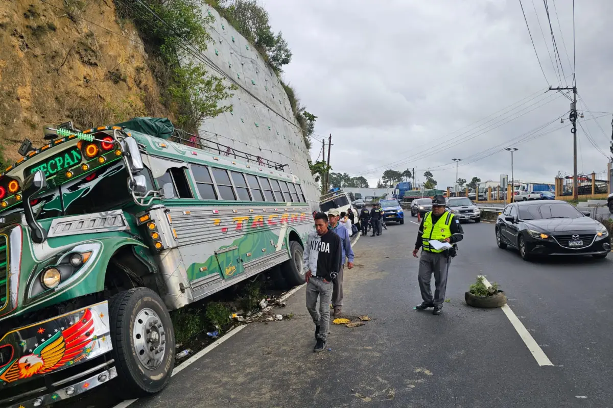 En el área donde ocurrió el accidente en el km 40 de la ruta Interamericana se mantiene un cierre vial., Provial