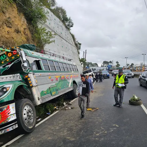 En el área donde ocurrió el accidente en el km 40 de la ruta Interamericana se mantiene un cierre vial. ,Provial