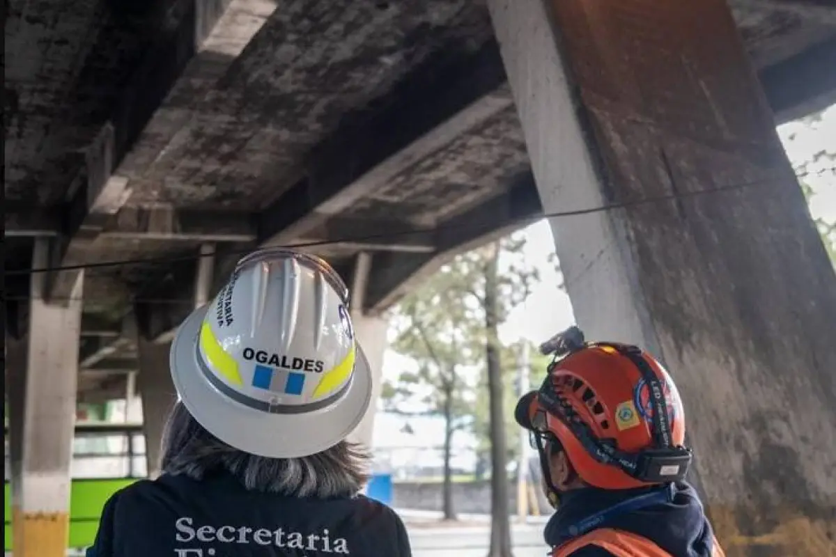 Delegados de Conred, incluida la secretaria ejecutiva Claudinne Ogaldes, verifican las condiciones del puente Periférico., Conred