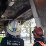 Delegados de Conred, incluida la secretaria ejecutiva Claudinne Ogaldes, verifican las condiciones del puente Periférico. ,Conred