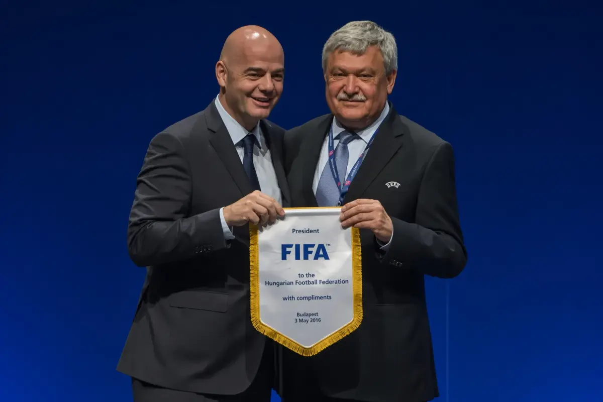 El húngaro Sándor Csányi retiró su respaldo a Gianni Infantino por el despido de Kevin Lamour - RR.SS.