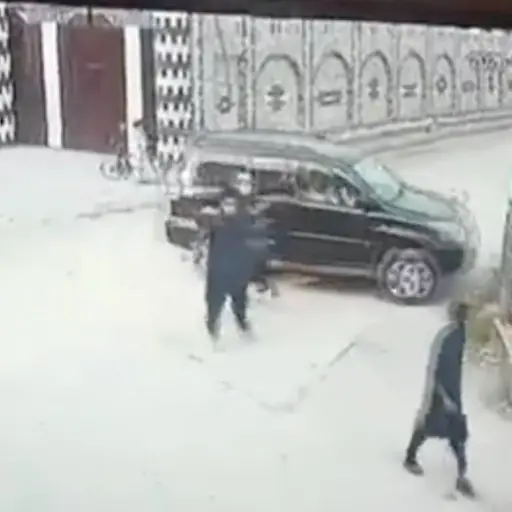 Cámaras captan cuando atacan a balazos a tiktoker en Pakistán. ,Captura de pantalla video de X.
