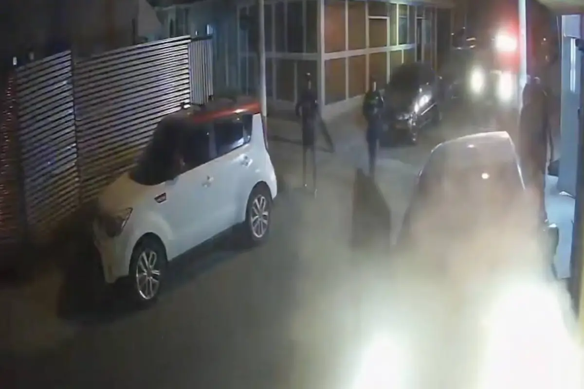 Persecución y disparos quedan grabados por cámara de seguridad en zona 18., Captura de pantalla video de X.