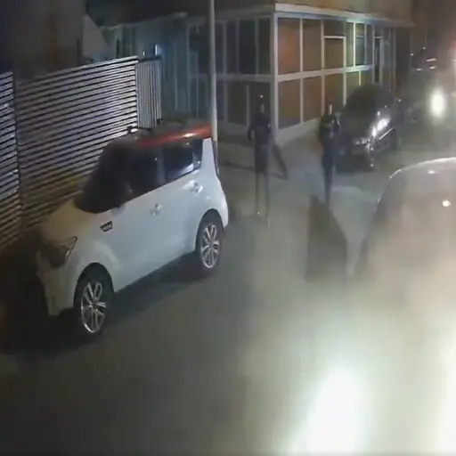 Persecución y disparos quedan grabados por cámara de seguridad en zona 18. ,Captura de pantalla video de X.