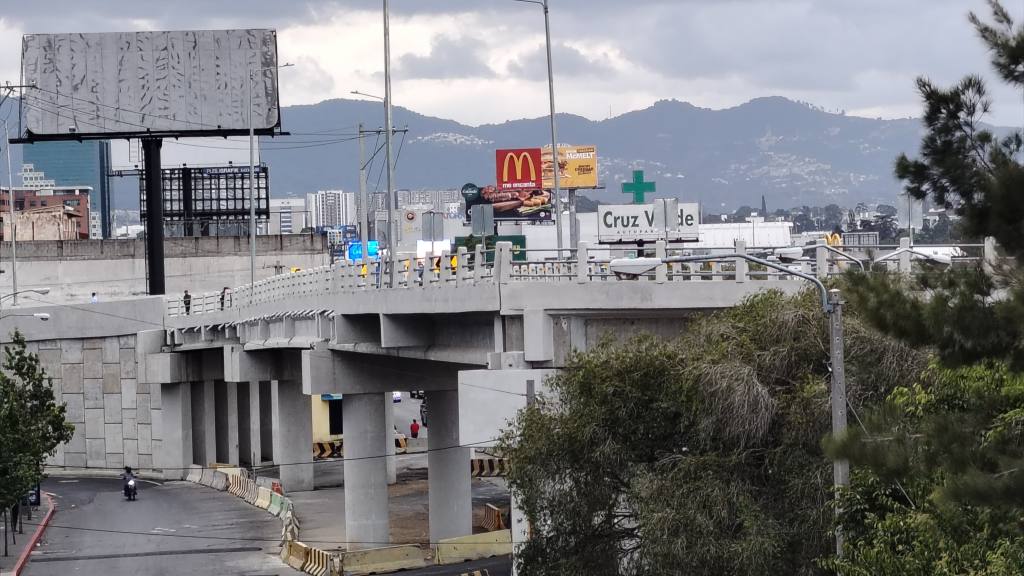 Inauguran paso a desnivel de la Calzada Roosevelt | Omar Solís