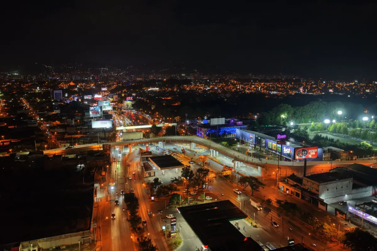Así luce de noche el paso a desnivel de la calzada Roosevelt., Omar Solís.