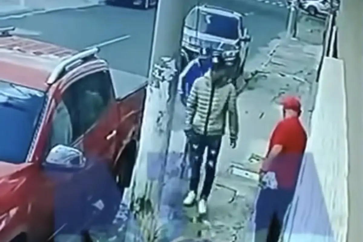 Cámaras de seguridad captan violento robo de un picop en Ciudad Nueva, zona 2., Captura de pantalla video de X.
