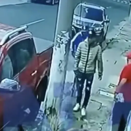Cámaras de seguridad captan violento robo de un picop en Ciudad Nueva, zona 2. ,Captura de pantalla video de X.