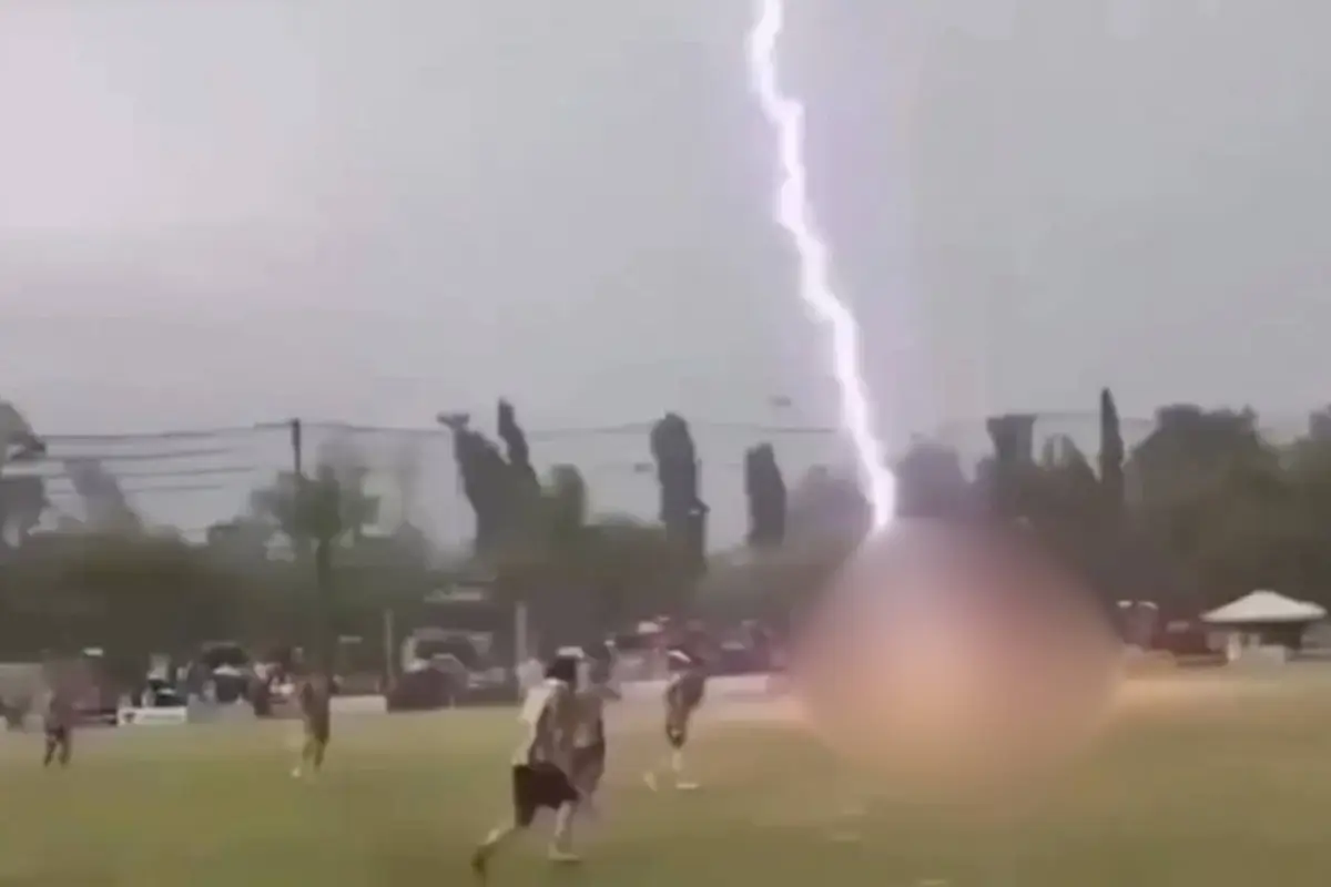 Video capta el momento en que un rayo impacta a futbolista durante un partido., Captura de pantalla video de X.