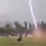 Video capta el momento en que un rayo impacta a futbolista durante un partido. ,Captura de pantalla video de X.