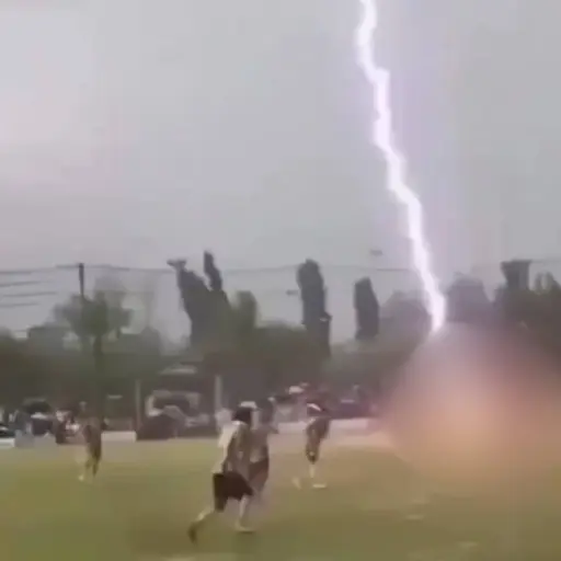 Video capta el momento en que un rayo impacta a futbolista durante un partido. ,Captura de pantalla video de X.