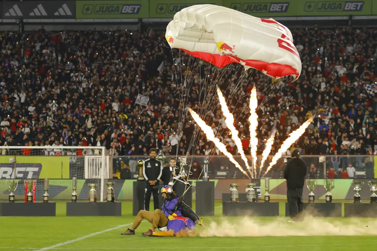 Espectacular presentación de Vozinha como nuevo jugador de Colo Colo 