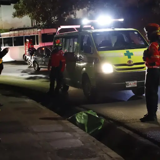 Área donde fue hallado un cuerpo envuelto en nailon en zona 11 de Mixco. ,Bomberos Municipales