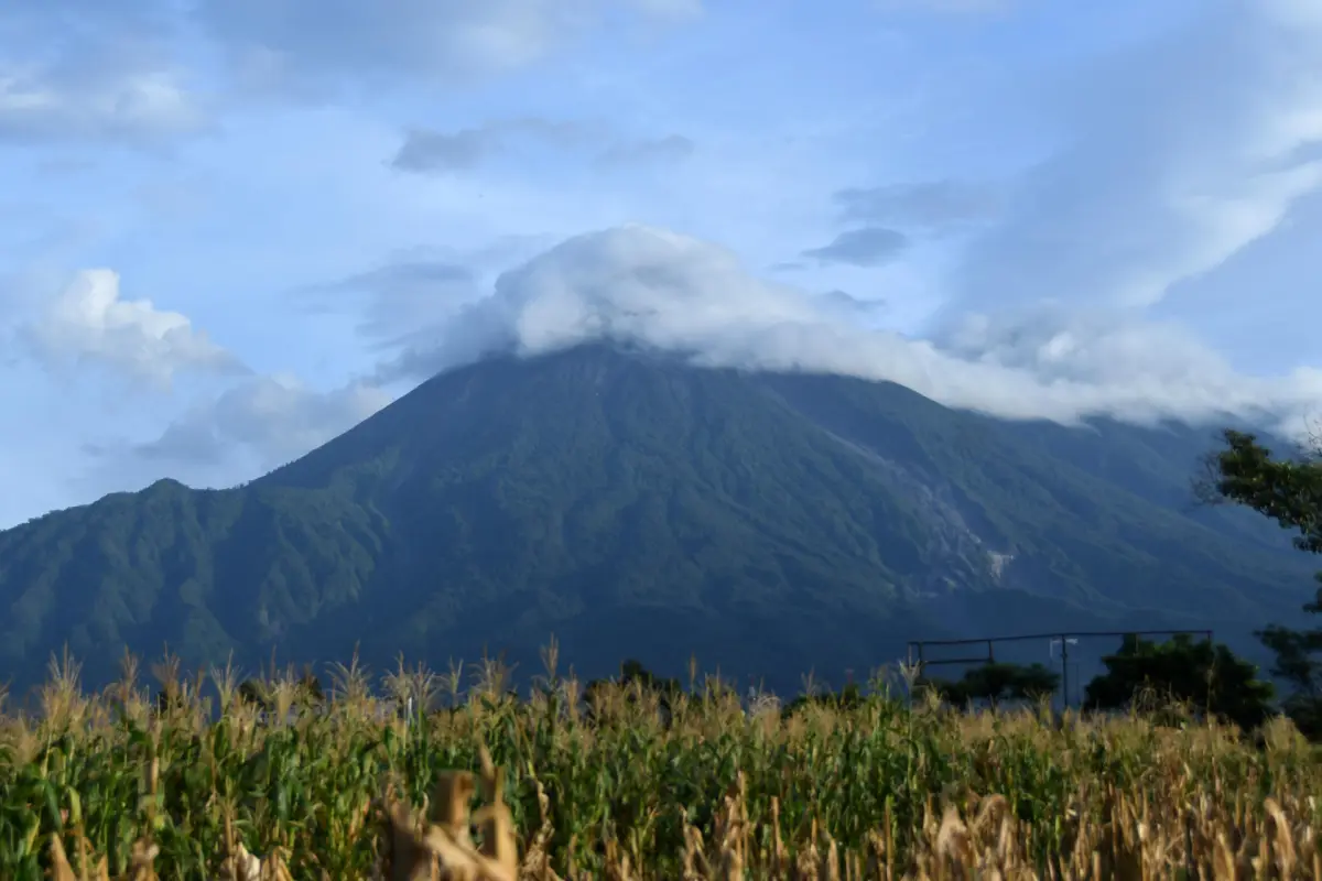 Fotografía que muestra el volcán de Fuego, uno de los tres más activos de Guatemala, el cual ha perdido fuerza en su actividad., EFE