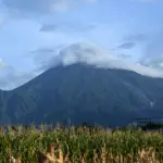 Fotografía que muestra el volcán de Fuego, uno de los tres más activos de Guatemala, el cual ha perdido fuerza en su actividad. ,EFE