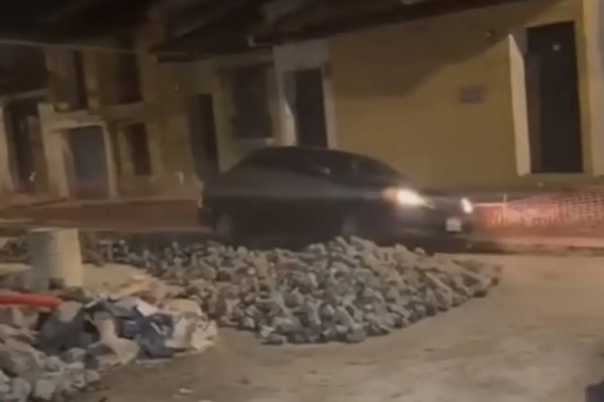 Video muestra a vehículo ingresar a calle en remodelación en Antigua Guatemala., Captura de pantalla video de Facebook.