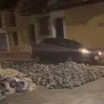 Video muestra a vehículo ingresar a calle en remodelación en Antigua Guatemala. ,Captura de pantalla video de Facebook.