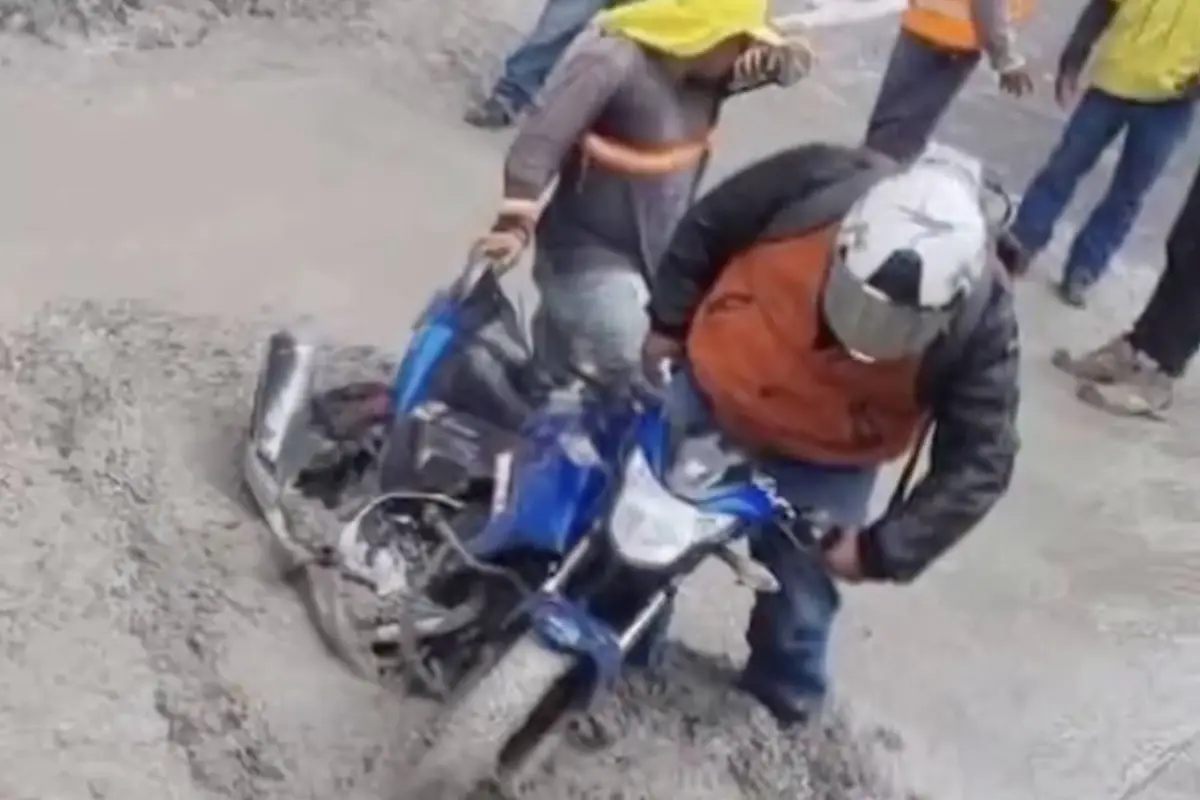 Motorista ignora señalización y queda atascado en pavimento fresco en la ruta Interamericana., Captura de pantalla video de Facebook.