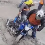 Motorista ignora señalización y queda atascado en pavimento fresco en la ruta Interamericana. ,Captura de pantalla video de Facebook.