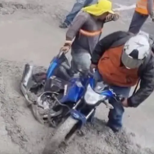 Motorista ignora señalización y queda atascado en pavimento fresco en la ruta Interamericana. ,Captura de pantalla video de Facebook.