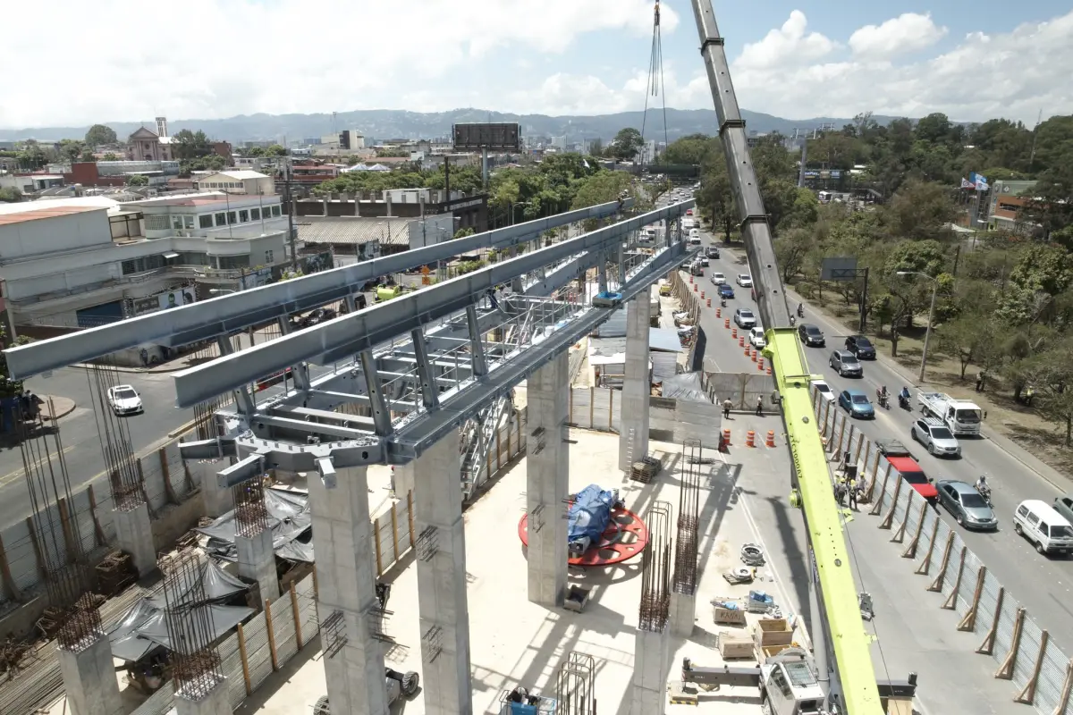 Un área de construcción de estaciones del Aerometro en la Ciudad de Guatemala., Municipalidad de Guatemala