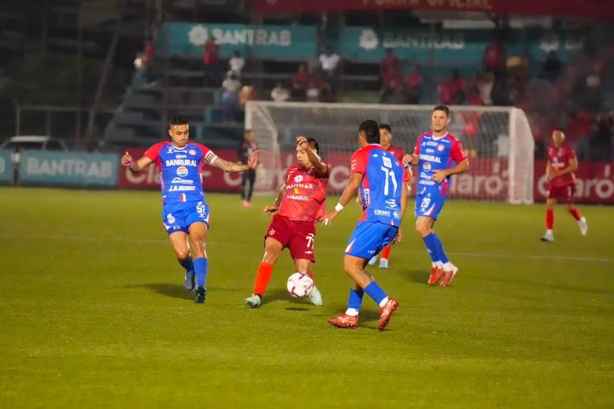 Acción de juego entre Malacateco y Xelajú