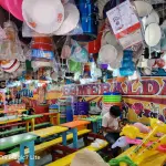 Comerciantes realizan los últimos preparativos previo a la apertura de la Feria de Jocotenango 2026. ,Foto Omar Solís
