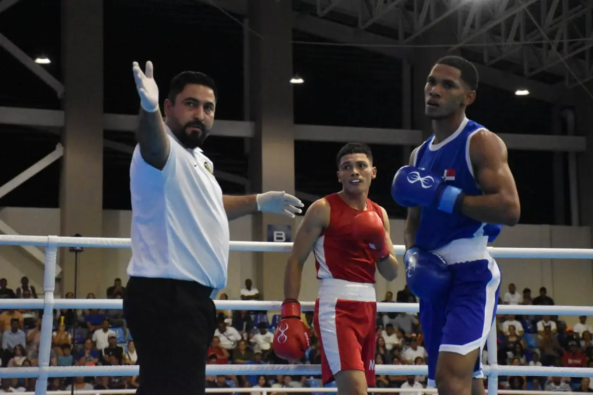 El boxeador nicaragüense Andy Javier Caballero fue descalificado durante su combate frente al dominicano Miguel Ángel Encarnación - Federación Dominicana de Boxeo