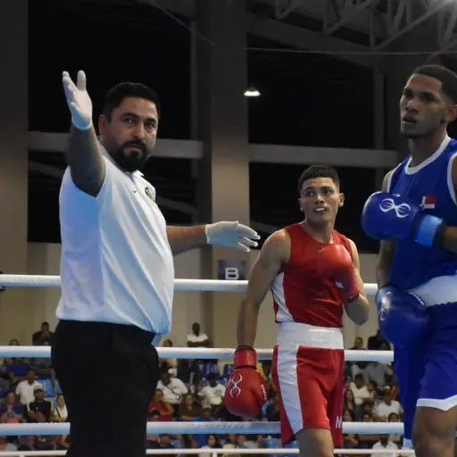 El boxeador nicaragüense Andy Javier Caballero fue descalificado durante su combate frente al dominicano Miguel Ángel Encarnación - Federación Dominicana de Boxeo