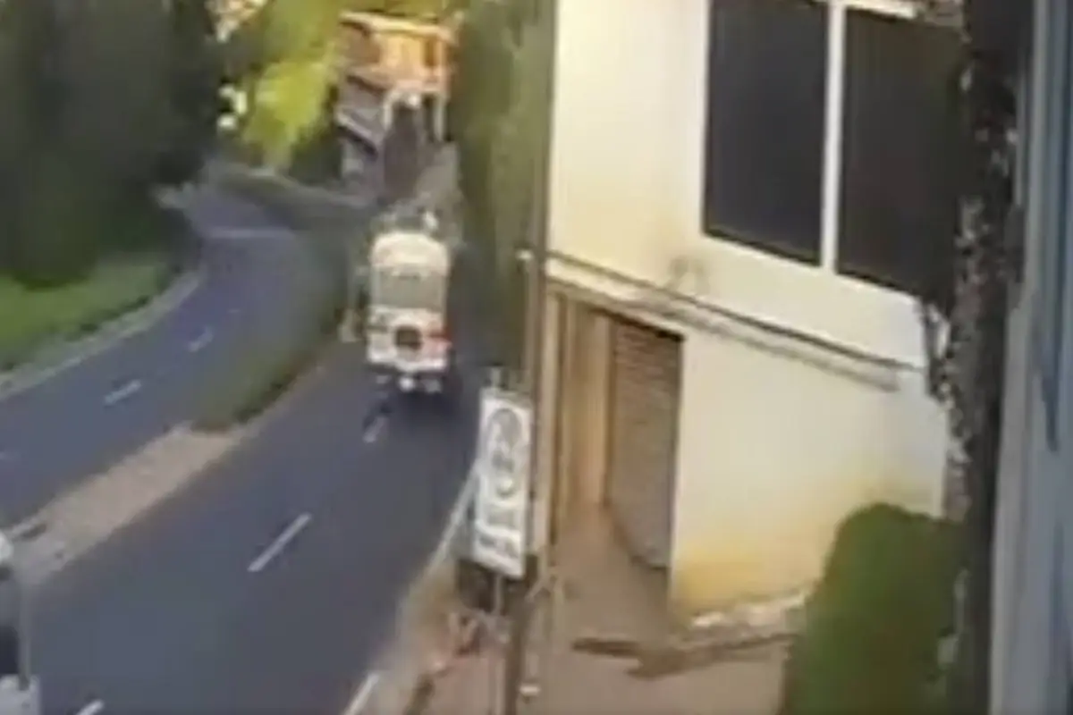 Unidad iba a excesiva velocidad y terminó volcada., Captura de pantalla video de X.