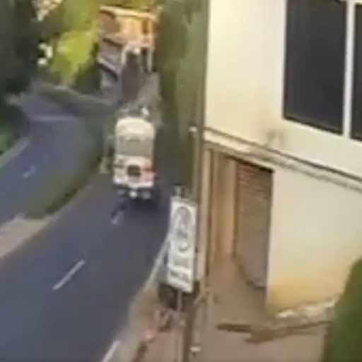 Unidad iba a excesiva velocidad y terminó volcada. ,Captura de pantalla video de X.