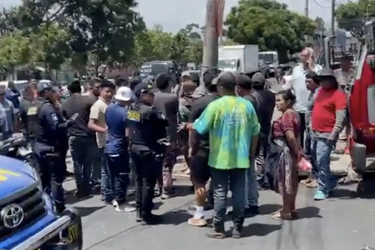 Difunden videos de presunto ladrón amarrado a un poste tras ser retenido por vendedores en la zona 8 capitalina., Captura de pantalla video de Facebook.