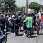 Difunden videos de presunto ladrón amarrado a un poste tras ser retenido por vendedores en la zona 8 capitalina. ,Captura de pantalla video de Facebook.
