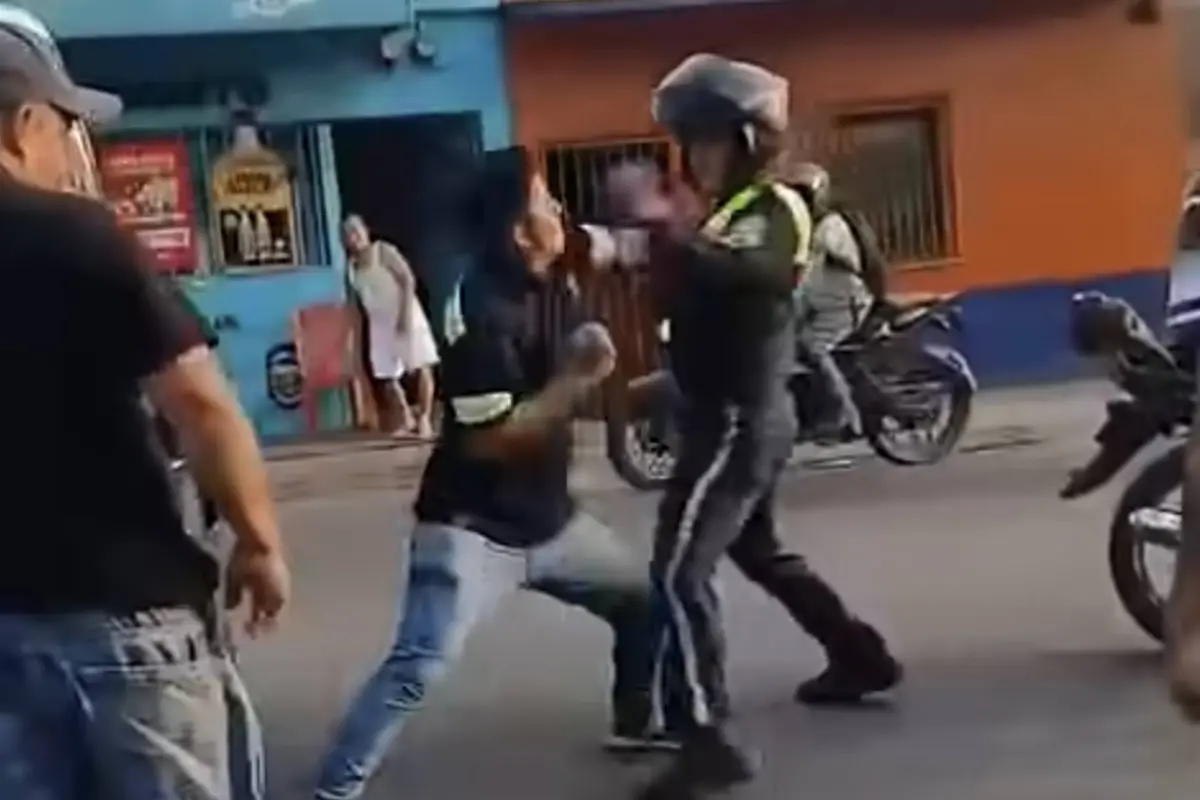 Piloto de bus y agentes de la PMT de Escuintla en plena vía pública., Captura de pantalla video de Facebook.