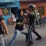 Piloto de bus y agentes de la PMT de Escuintla en plena vía pública. ,Captura de pantalla video de Facebook.