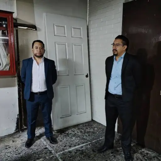 Los exintegrantes de la junta directiva de los 48 Cantones de Totonicapán, Luis Pacheco y Héctor Chaclán, en Torre de Tribunales el martes 4 de agosto de 2026. ,Omar Solís/Emisoras Unidas