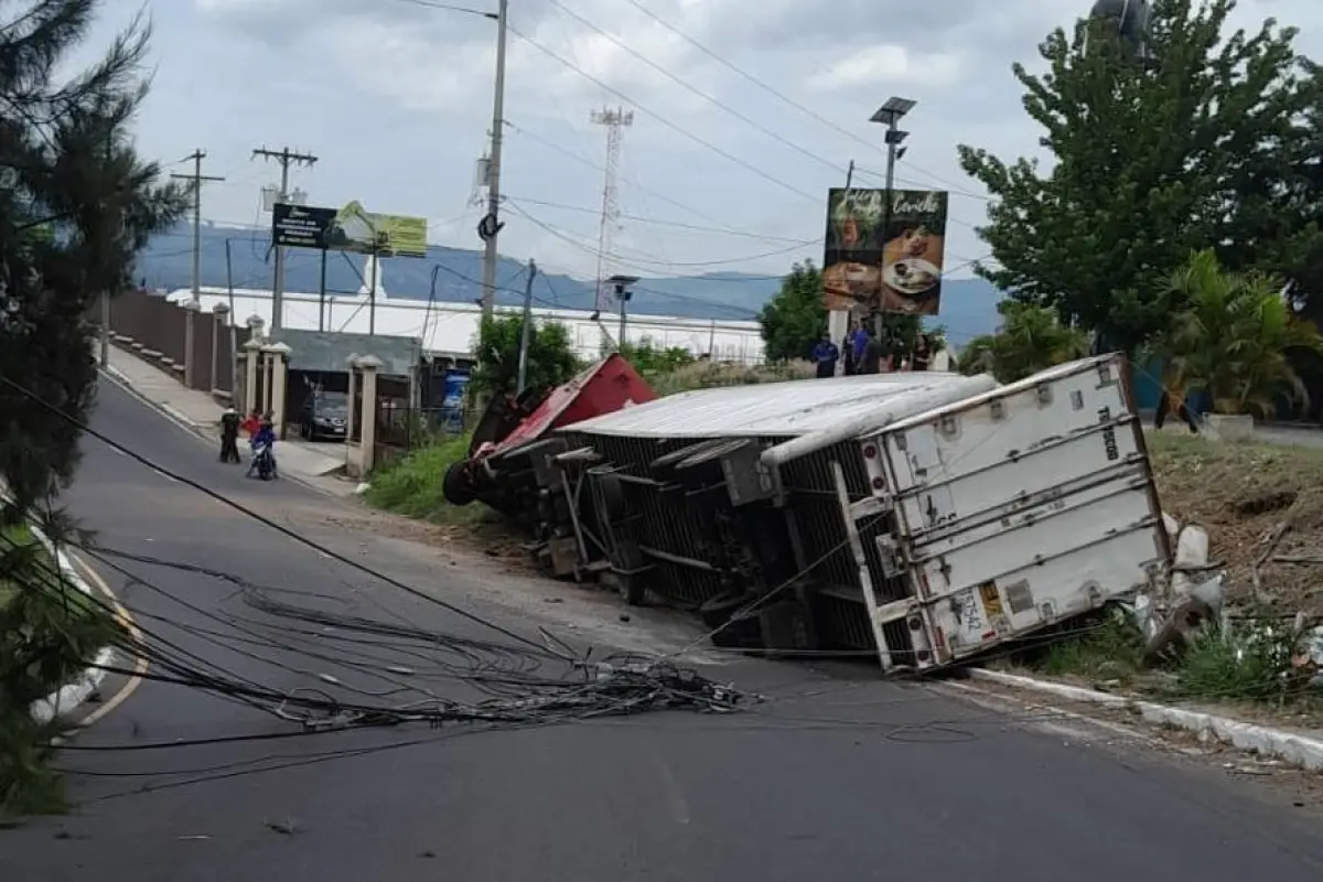 Tráiler volcado en ruta de Prados de Villa Hermosa., PMT de Villa Nueva
