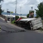 Tráiler volcado en ruta de Prados de Villa Hermosa. ,PMT de Villa Nueva