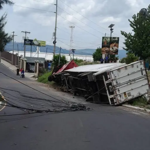 Tráiler volcado en ruta de Prados de Villa Hermosa. ,PMT de Villa Nueva