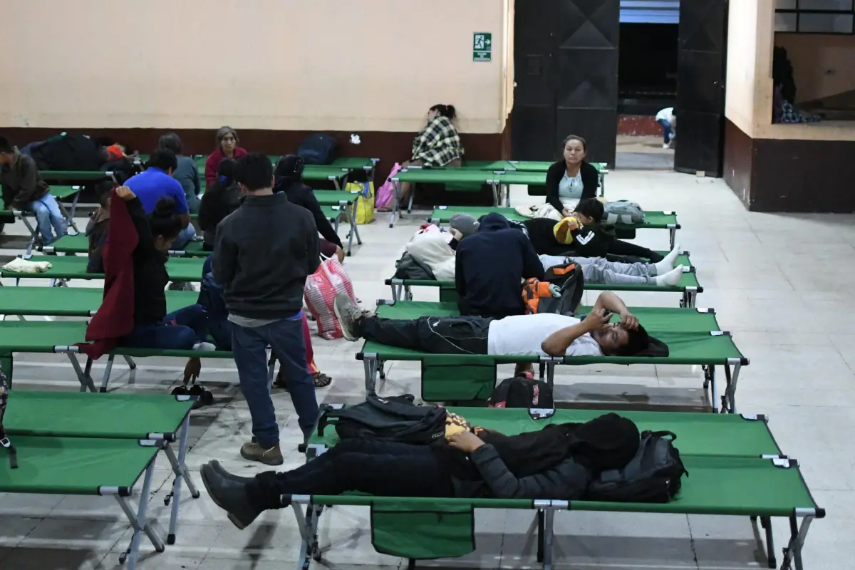 Personas descansan tras ser evacuadas este martes, 4 de agosto, en Alotenango, Sacatepéquez, debido a la actividad del volcán de Fuego., EFE