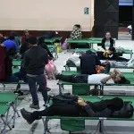 Personas descansan tras ser evacuadas este martes, 4 de agosto, en Alotenango, Sacatepéquez, debido a la actividad del volcán de Fuego. ,EFE