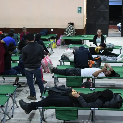 Personas descansan tras ser evacuadas este martes, 4 de agosto, en Alotenango, Sacatepéquez, debido a la actividad del volcán de Fuego. ,EFE