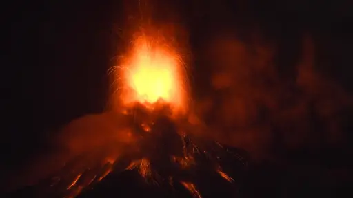Volcán de Fuego mantiene actividad; persiste riesgo de flujos piroclásticos y lahares