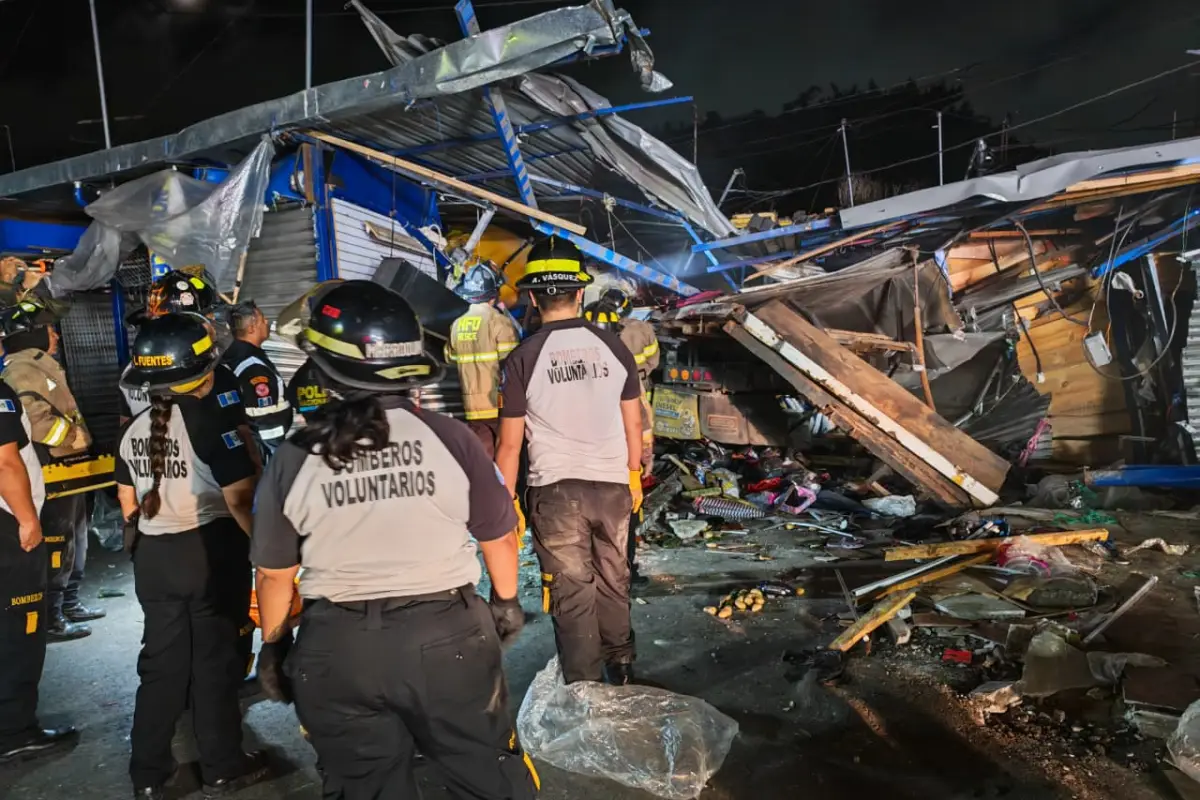 Área donde un camión impactó contra ventas del mercado de Villa Nueva la noche del martes, 4 de agosto de 2026., Bomberos Voluntarios