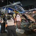 Área donde un camión impactó contra ventas del mercado de Villa Nueva la noche del martes, 4 de agosto de 2026. ,Bomberos Voluntarios