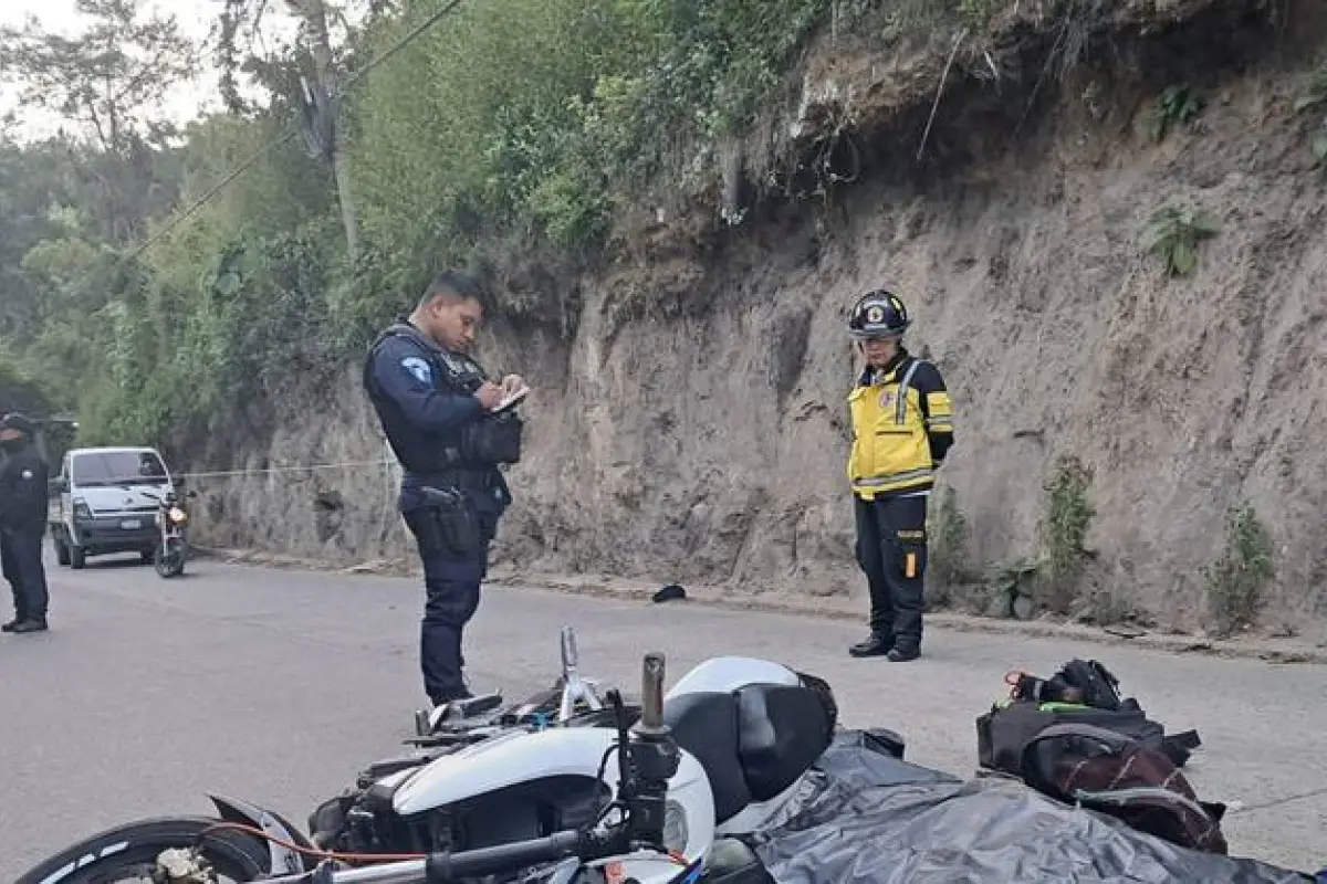 Un motorista murió tras ser víctima de un ataque armado en San Juan Sacatepéquez., Bomberos Voluntarios