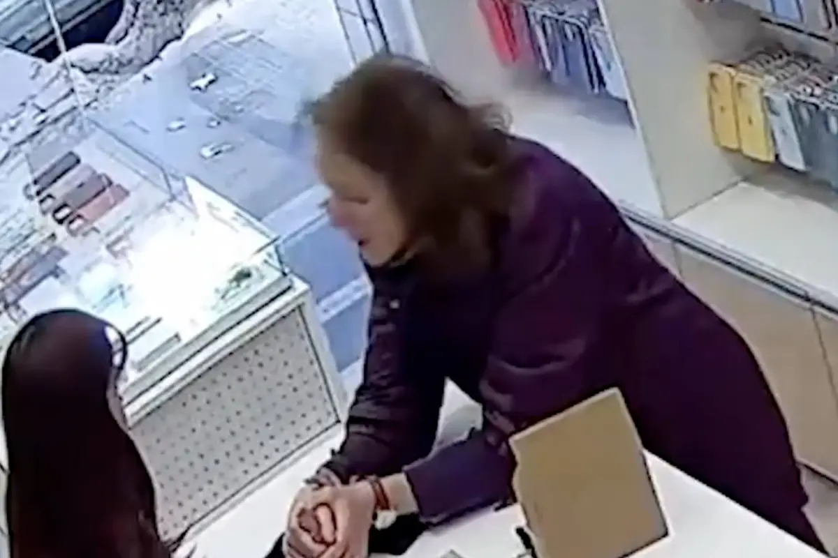 Extraño comportamiento de una mujer dentro de una tienda de celulares en Argentina causa temor en redes sociales., Captura de pantalla video de X.