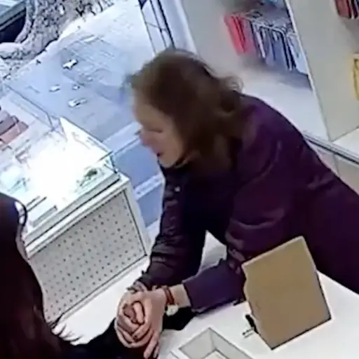 Extraño comportamiento de una mujer dentro de una tienda de celulares en Argentina causa temor en redes sociales. ,Captura de pantalla video de X.