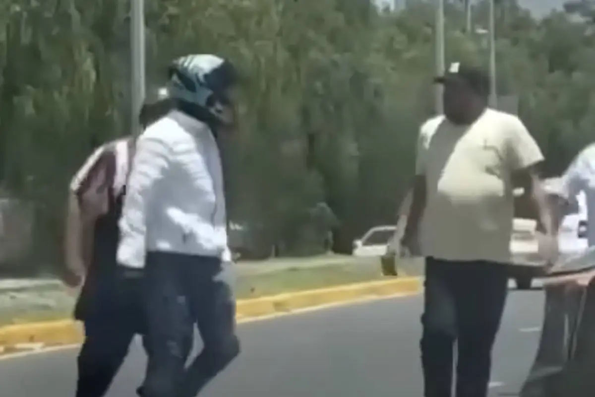 Motorista agrede a adulto mayor y termina siendo golpeado por testigos durante altercado vial., Redes sociales. 