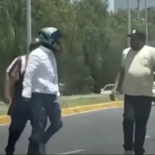 Motorista agrede a adulto mayor y termina siendo golpeado por testigos durante altercado vial. ,Redes sociales. 